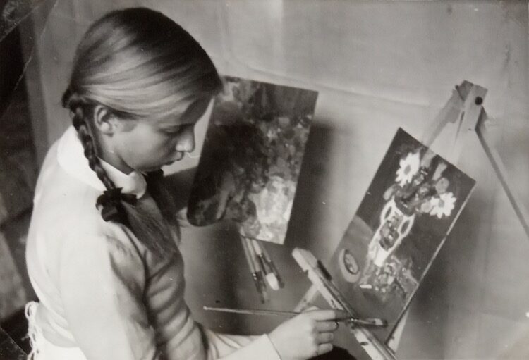 Gondina (13 anni di età) che dipinge, in Via Margutta, 54 (Roma). Via Margutta era la “Via degli artisti”. Anche Gondina amava dipingere