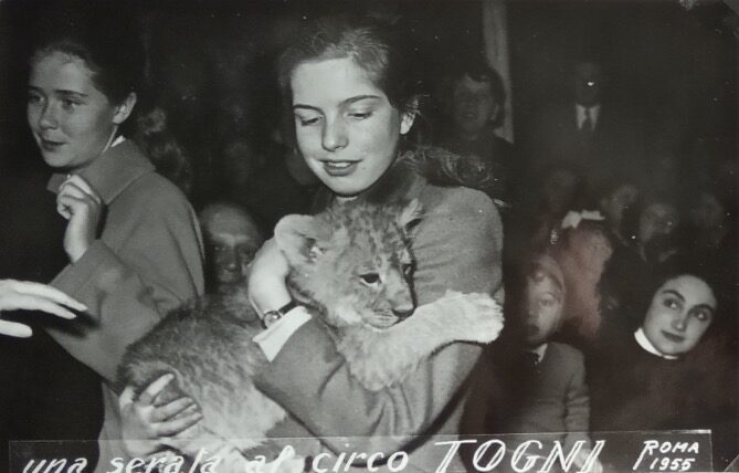 Gondina amava anche gli animali… La foto fu scattata al Circo Togni, Roma, nel gennaio 1955. Gondina aveva 13 anni