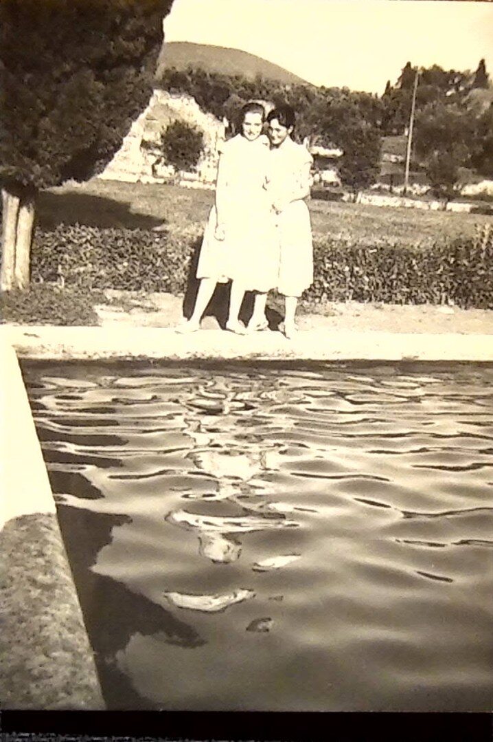 Gondina e la sua amica del cuore Ilaria, in visita a Villa Adriana (Tivoli) nel 1953. Avevano 12 anni