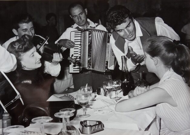 Un gruppo musicale sorprende Gondina, insieme a sua madre Claudia. Era il 20 giugno 1956 al Ristorante “La Cisterna” in Trastevere, Roma. Gondina aveva 15 anni di età