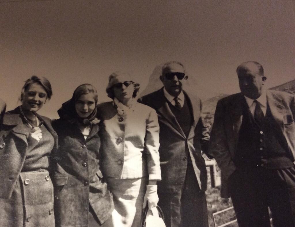 Gondina con i Boy Moncada (zii e cugina) e papà Bernardo Patrizi in Sicilia… La sua vita sta per cambiare, per sempre… 1961