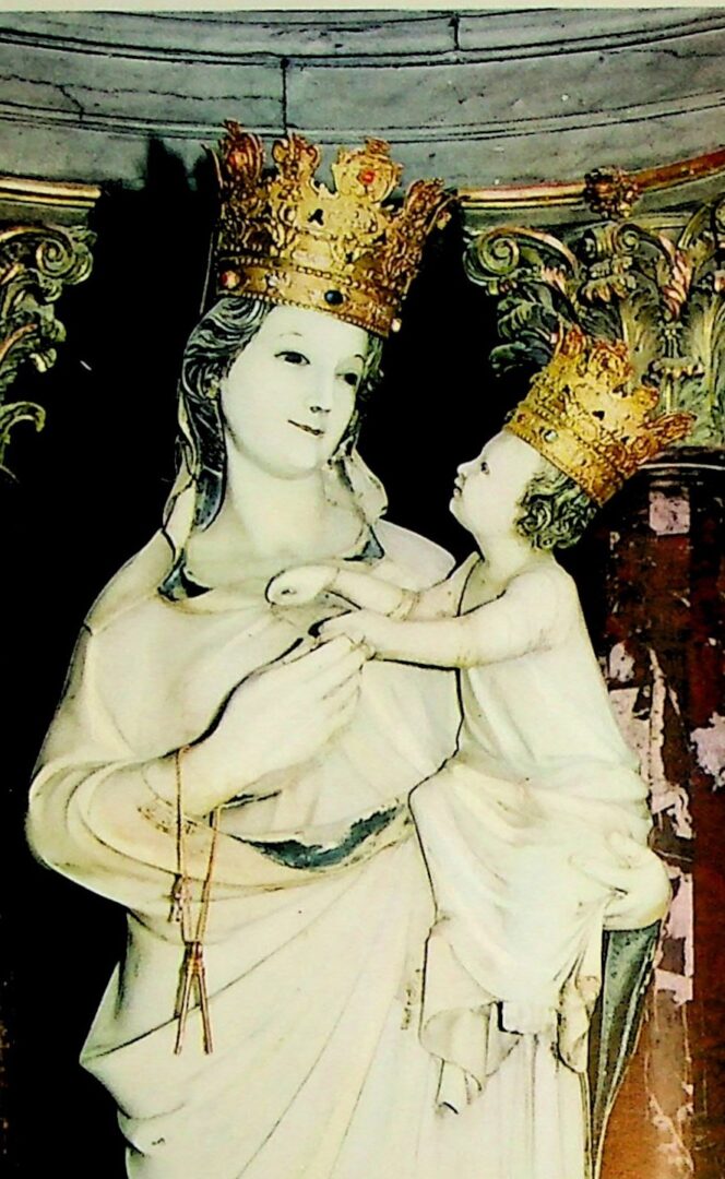 Davanti a questa statua marmorea di Maria Ss.ma, nella Chiesa dei Carmelitani a Trapani, Sicilia, Maria Elisabetta Patrizi vive un’esperienza di Dio davvero indimenticabile