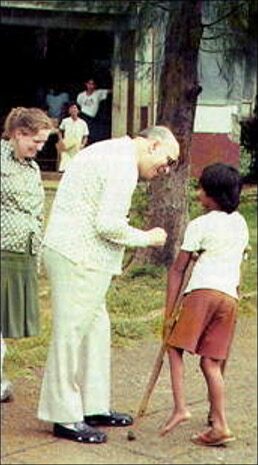 Mons. Giulio Ricci e la Dr.ssa Maria Elisabetta Patrizi in un lebbrosario nelle Filippine