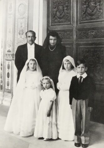 Bernardo Patrizi (papà), Claudia Cavazzi della Somaglia (mamma) e figli (da sinistra a destra: Giovanna, Gondina (= Maria Elisa-betta Patrizi), Francesca e Jacopo. È la Prima Comunione di Francesca e Giovanna