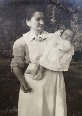 Gondina (= Maria Elisabetta) Patrizi a 3 mesi di età, con la tata