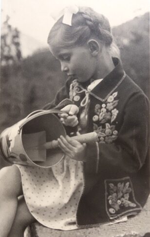 Gondina a 5 anni di età. Essendo allergica allo iodio, quando di estate i suoi andavano al mare, Gondina andava in montagna a Abetone, situato sull’Appennino tosco-emiliano