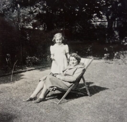 Gondina con la sua tata Miss Whyte, in Inghilterra. Gondina aveva soprannominato la sua tata Miss Whyte, amorevolmente, col nome di “Fatty”.